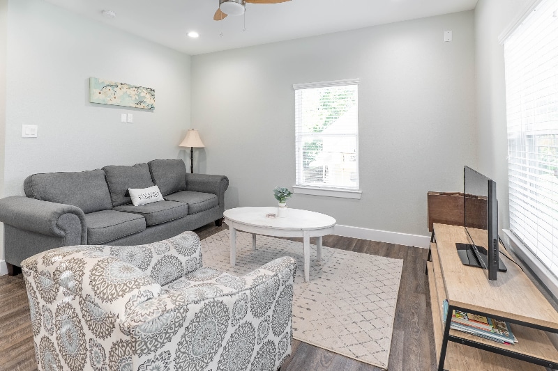 Building Photo - 142 W 5th St