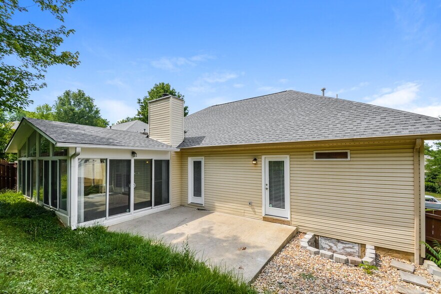 Building Photo - 117 Lakeside Ct