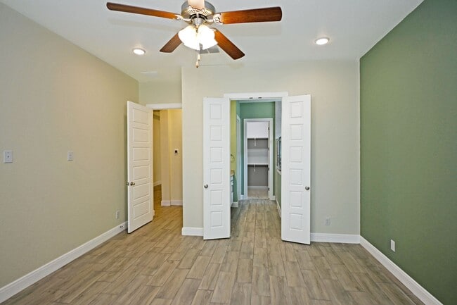 Building Photo - 1434 Oaklawn Dr