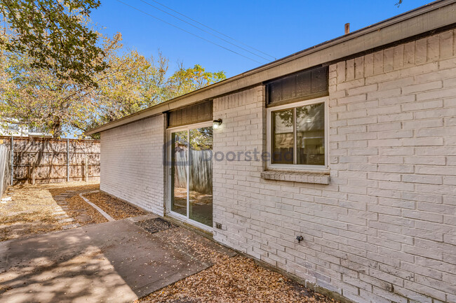 Building Photo - 8712 Pineridge Dr