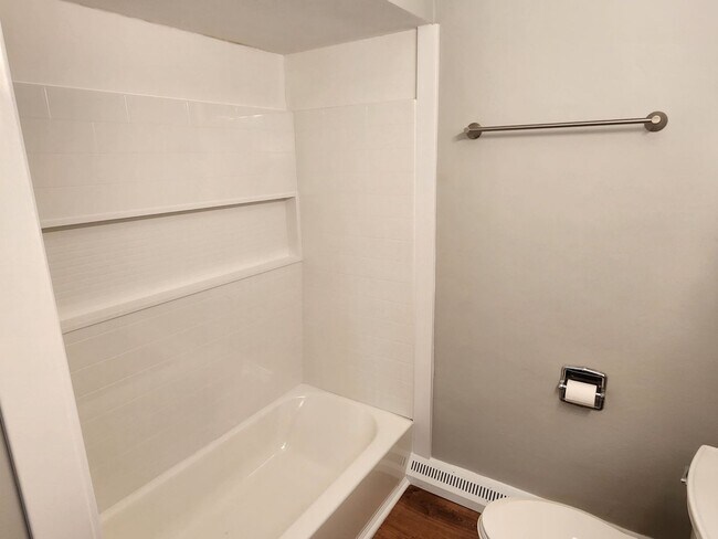 Building Photo - Updated Tosa 2 bedroom townhouse