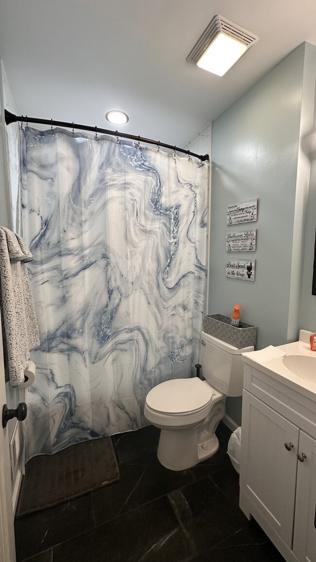 Building Photo - 6718 Deep Creek Dr