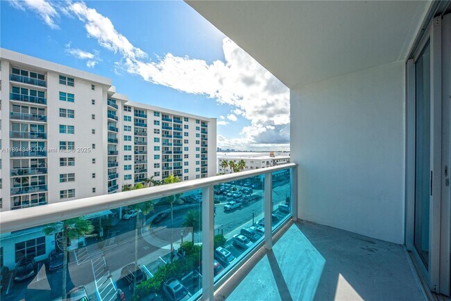 Building Photo - 7501 E Treasure Dr
