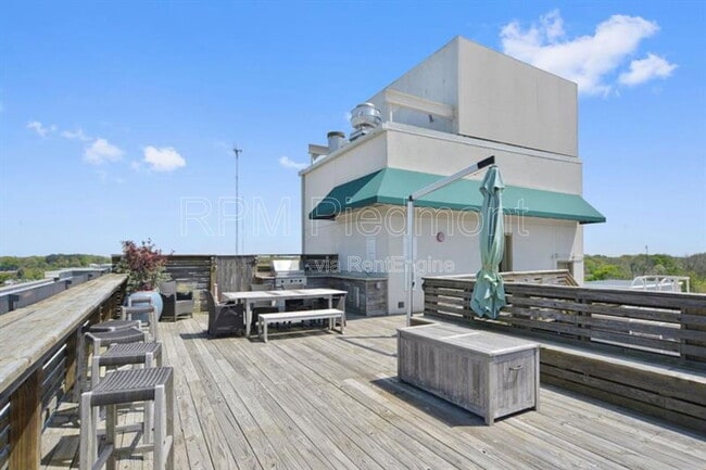Building Photo - 563 Memorial Dr SE