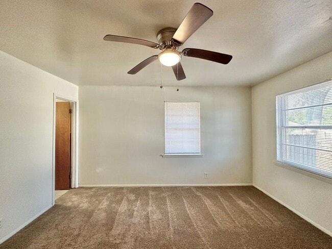 Building Photo - Discover this 3/2 home located in Mid-town...