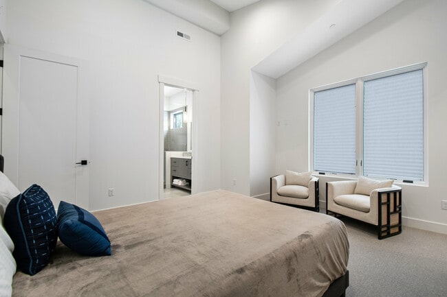 Building Photo - 4110 W Sierra Dr