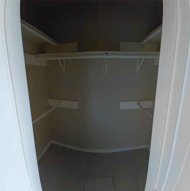 Building Photo - 16511 Parkridge Ct