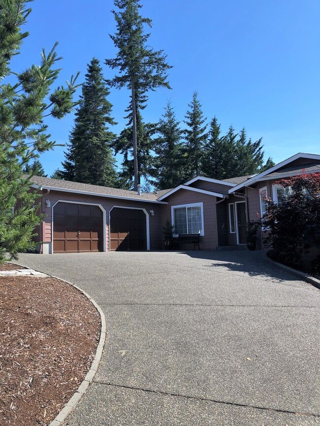 Building Photo - UNIQUE RAMBLER with views in Dockside at Kitsap Lake!
