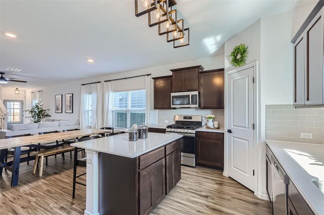 Building Photo - 213 Majestic Cedar Dr