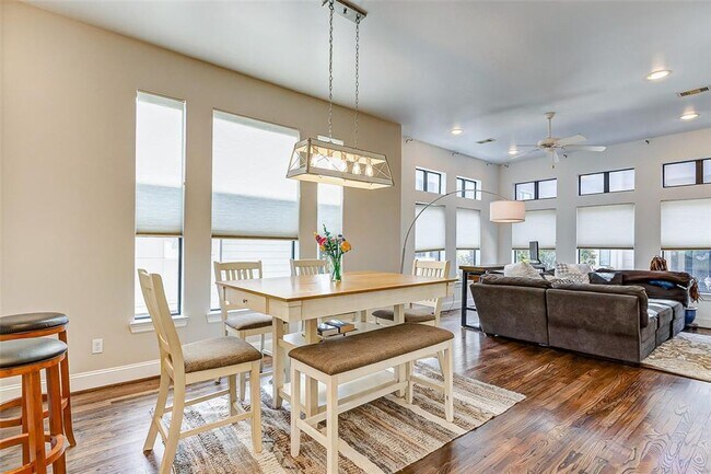 Building Photo - Bright and spacious townhome with a beautiful rooftop terrace to relax.