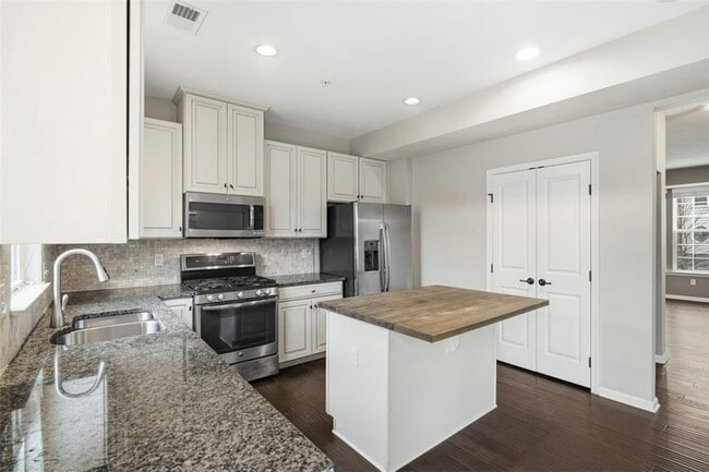 Building Photo - 1204 Pointe View Dr