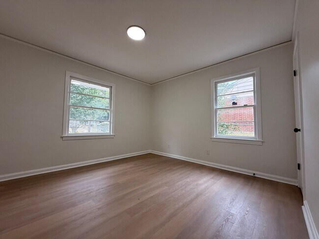 Building Photo - 3 BEDROOM 2 BATHS