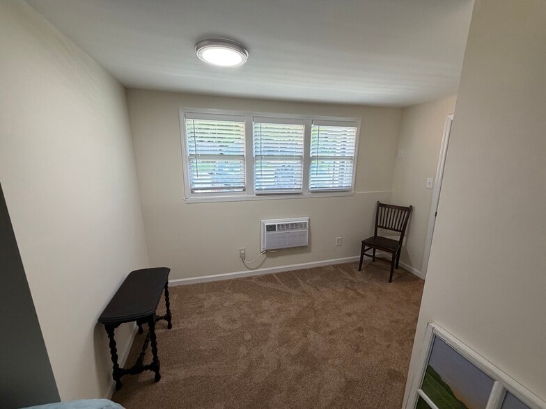 Bedroom 2 - 104 W Hembree St