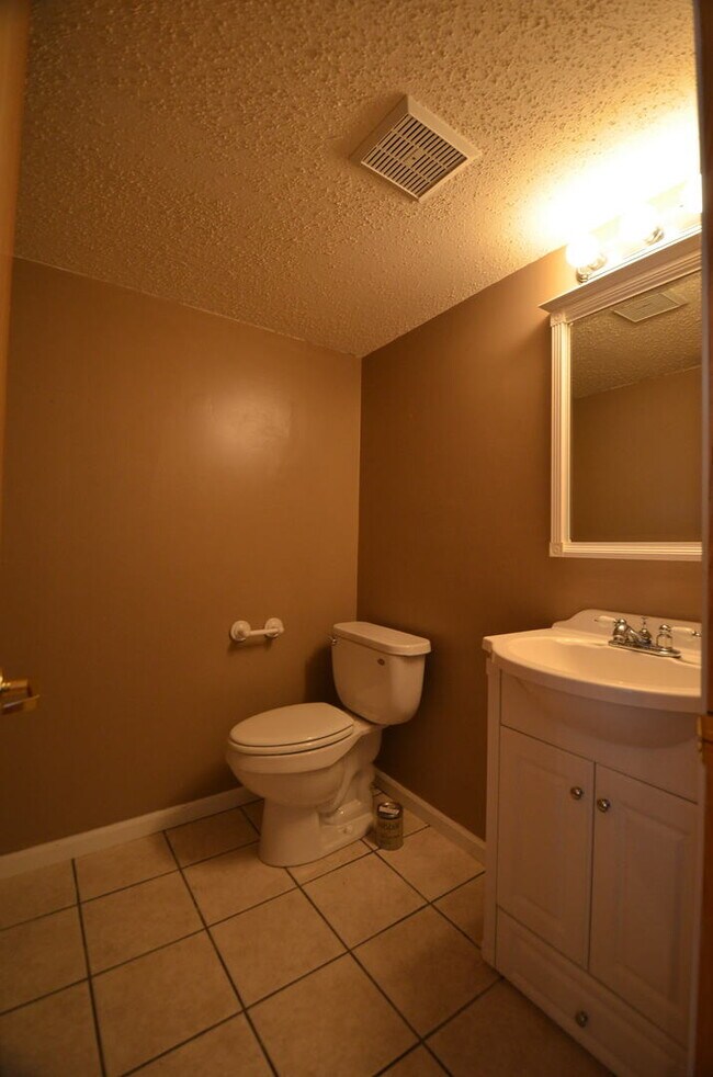 Building Photo - On Bus Route! 2bed/2.5 Bath, Sunny Town House! Fresh paint!