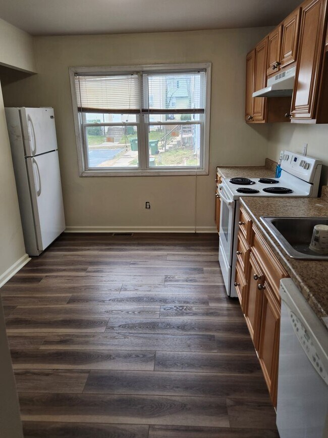 Building Photo - Spacious 3-bedroom, 1.5-bath end-unit townhome located in Edgewood