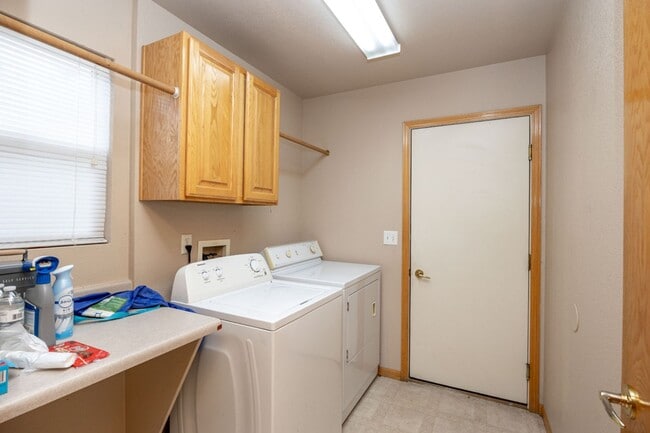 Building Photo - 3 bed, 2.5 bath Home in English Ranch Neighborhood