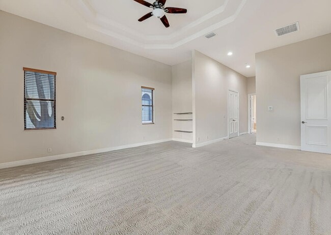 Building Photo - 10513 Versailles Blvd