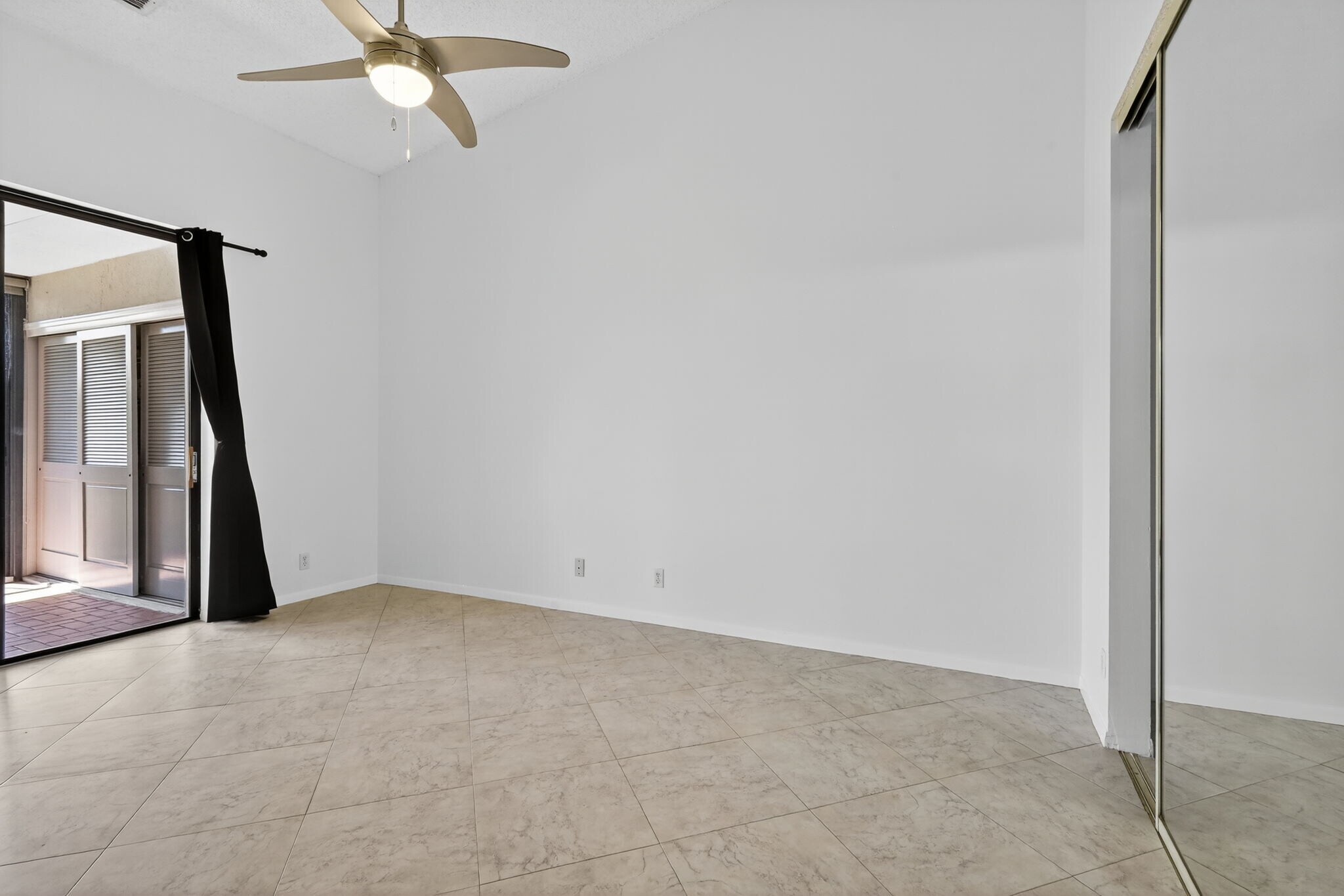 Building Photo - 5475 Verona Dr
