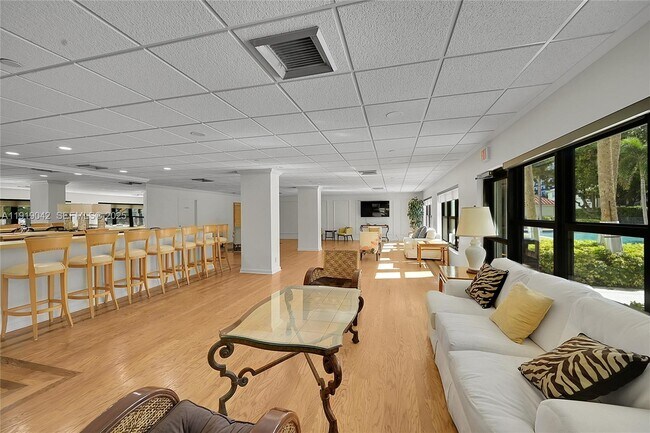 Building Photo - 3200 Port Royale Dr N