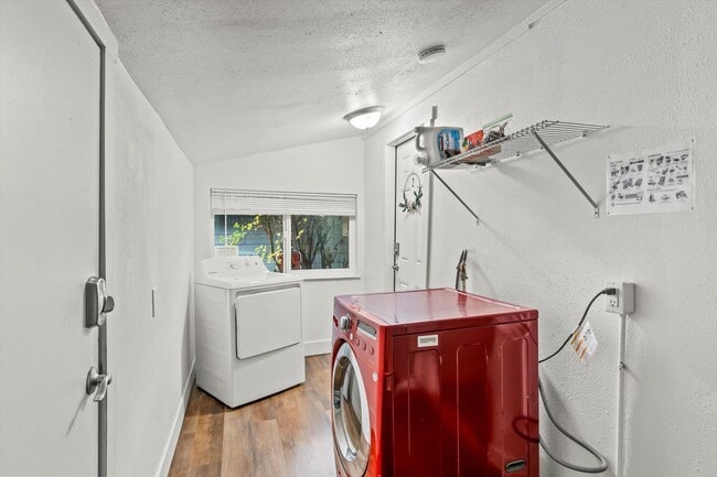 Building Photo - Charming Studio Apartment in Lakewood