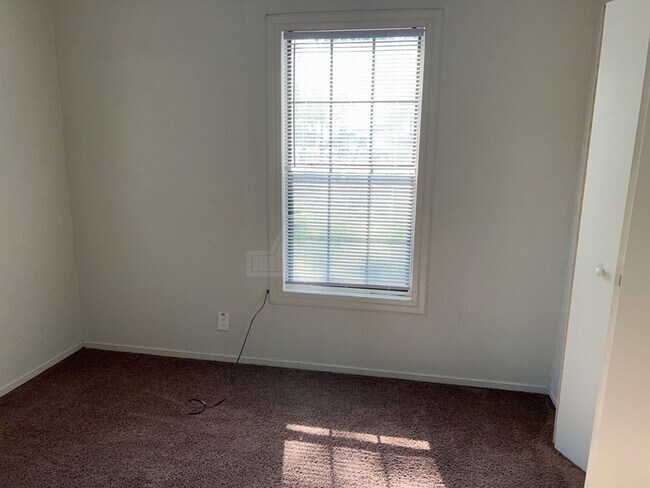 Building Photo - ***Two-Weeks Free Rent***916 Evergreen, Ki...