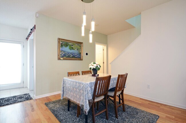 Building Photo - 2-Bed, 3-Bath Townhouse in a Great Location!