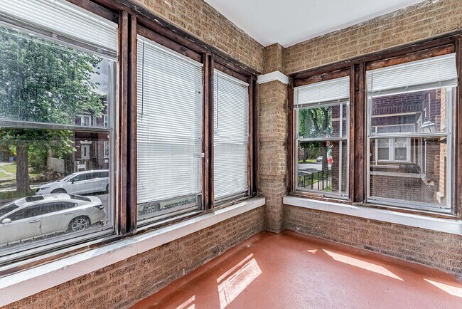 Building Photo - 4938 W Monroe St