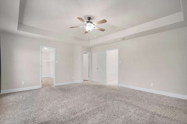 Building Photo - Spacious 4-bedroom, 2.5-bath home with 2,3...