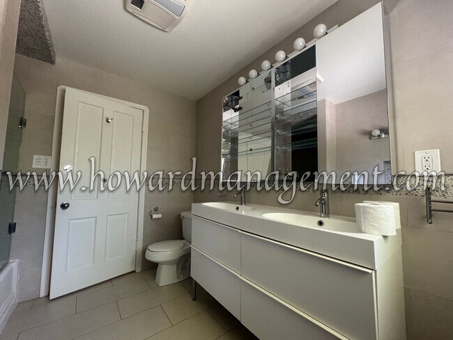 Building Photo - Private and Cozy 4 Bedroom Home located in...