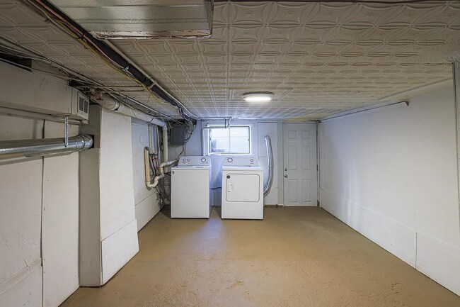 Building Photo - Updated 3bdrm 1bath in the middle of Greektown!!!