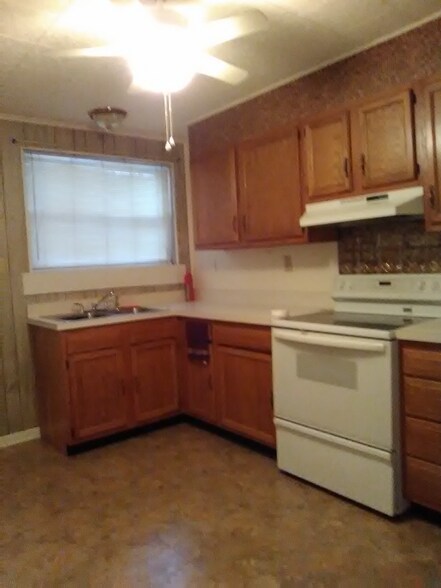 Building Photo - 2114 Oakridge Dr