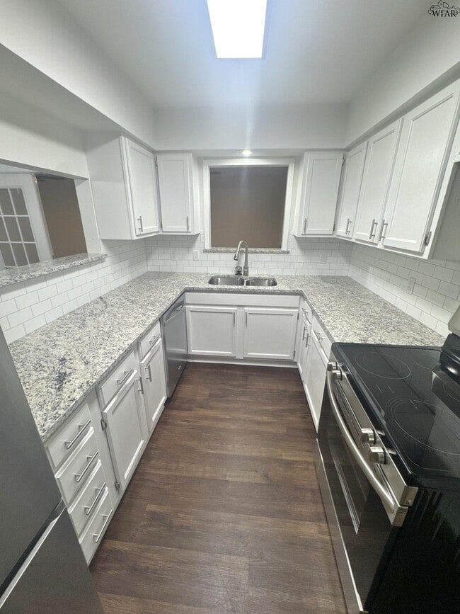 Building Photo - 4318 Hillsboro