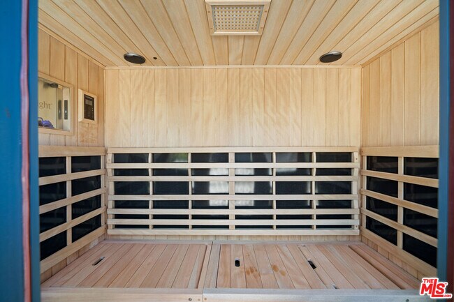 Building Photo - 7038 Dume Dr
