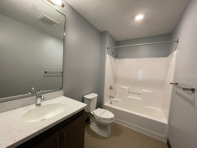 Building Photo - 15 E Ridge Dr