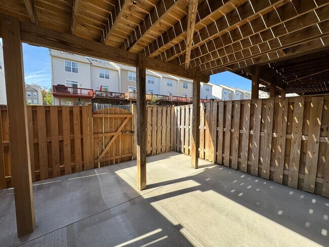 Building Photo - Stunning 3 Bed 3.5 Bath End Unit Townhome In Powells Run Village