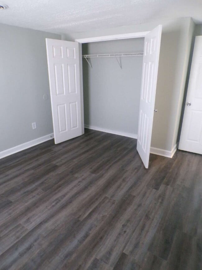 Building Photo - 2 bedroom 1 bath apartment near Church Hill Downs and University of Louisville, all utilities inc...