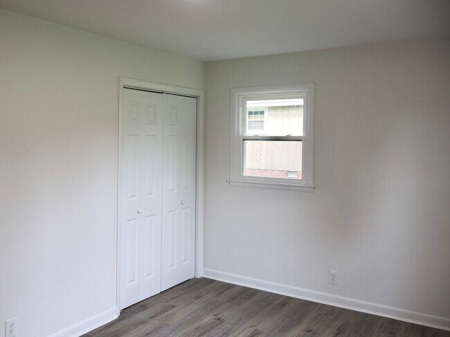 Building Photo - 129 Lake Point Dr