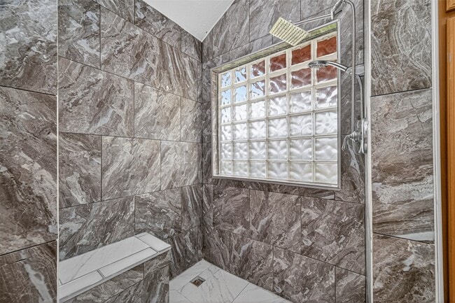 Building Photo - 23914 Glengate Dr