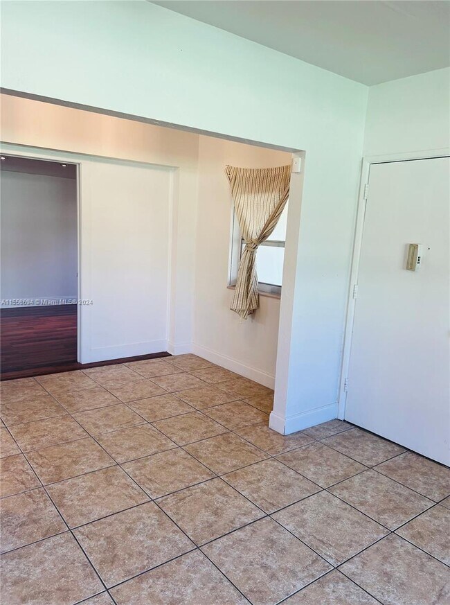 Building Photo - 1540 NE 180th St