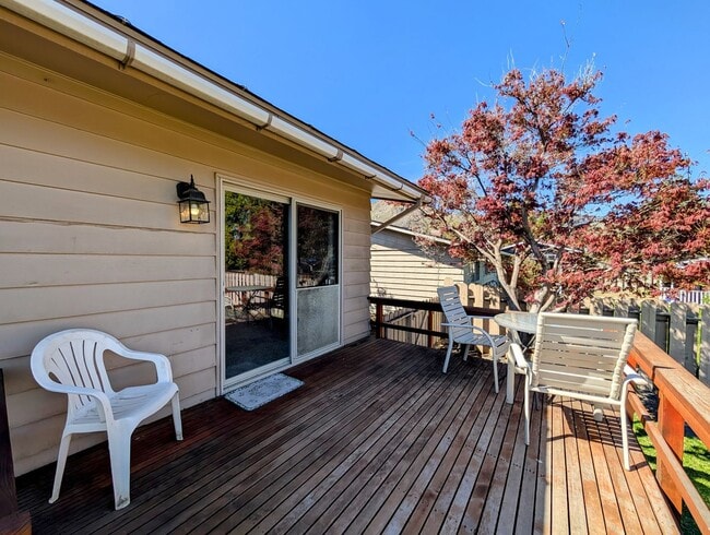 Building Photo - Over Sized 3-Bed, 2.5-Bath SFH w/ 2-Car Garage, & Fenced Backyard!