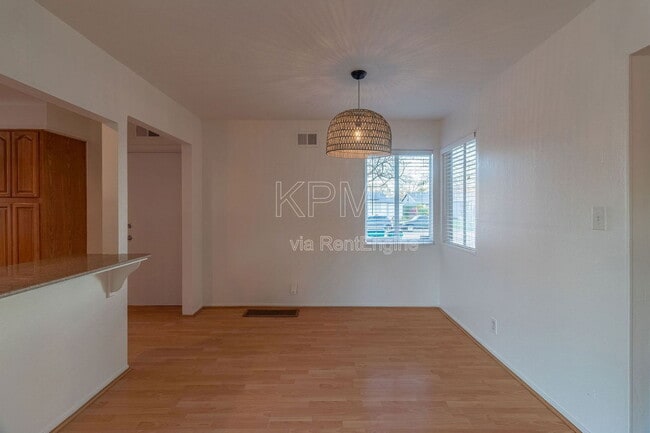 Building Photo - 713 San Francis Ave