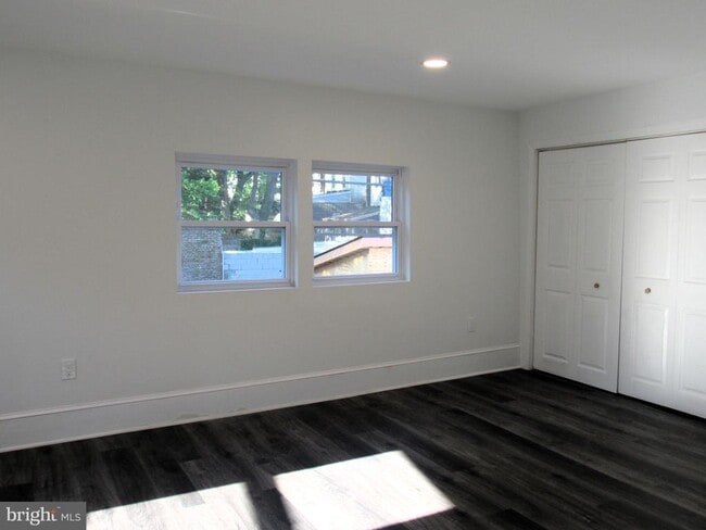 Building Photo - 704 Oak Ln