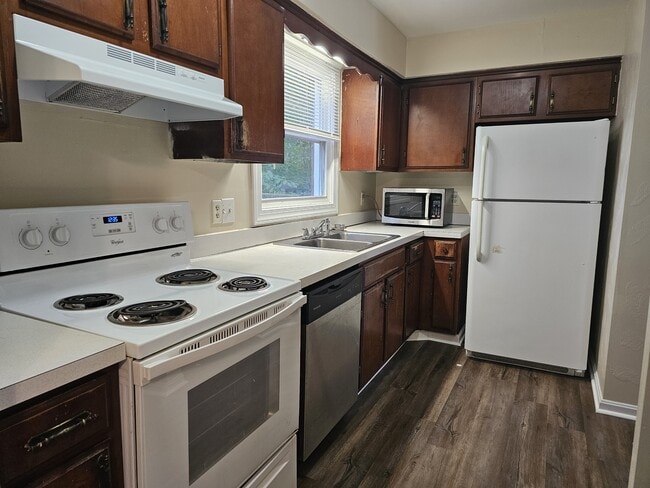 Building Photo - 145 Buckingham Dr