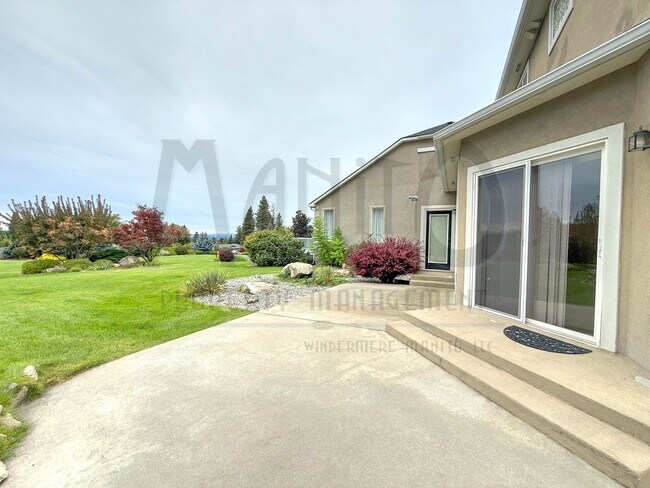 Building Photo - Beautiful Carnahan Crest Townhome