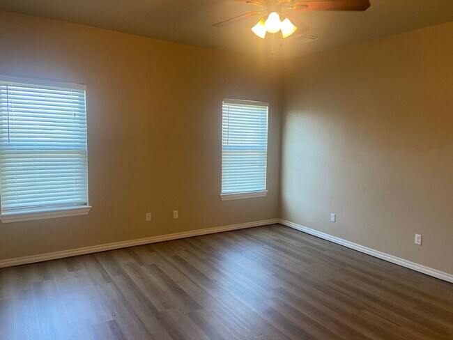 Building Photo - 4 Bed, 2 Bath with Neighborhood Pool and D...