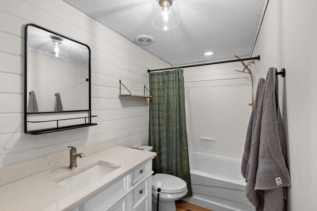 Building Photo - Ranch with 6 Acres!