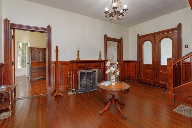 Building Photo - Mid term historic furnished rental