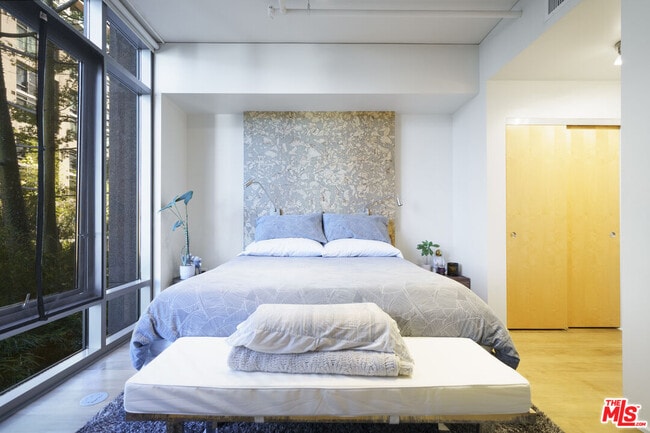 Building Photo - 1100 S Hope St