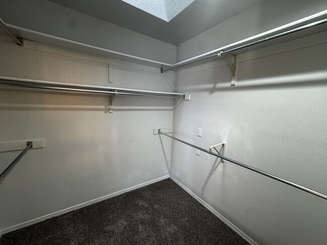 Building Photo - Beautiful 3 bedroom 2 bathroom home.