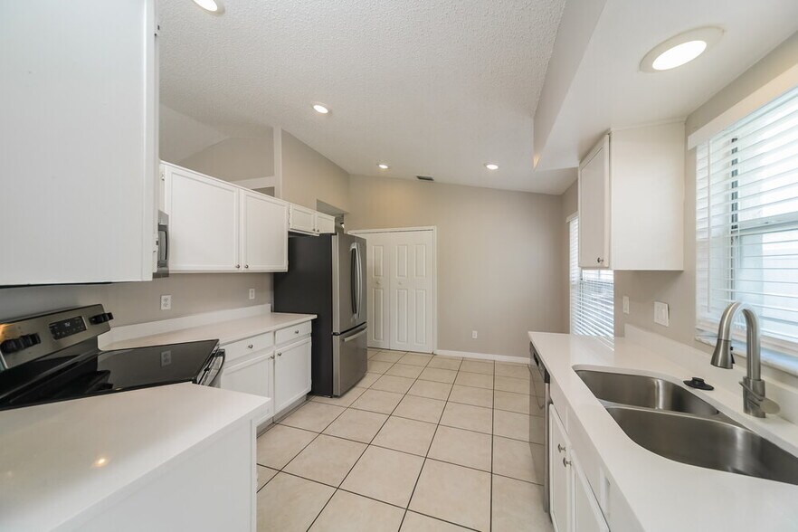 Building Photo - 3235 Brewster Dr
